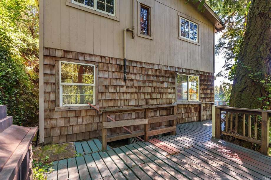 153a6 920x920 People are flying in from across the country to look at this $99K Russian River house