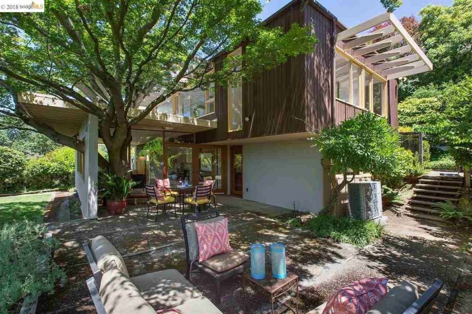 22ea9 920x920 Untouched mid century on Tilden Park asking $995K
