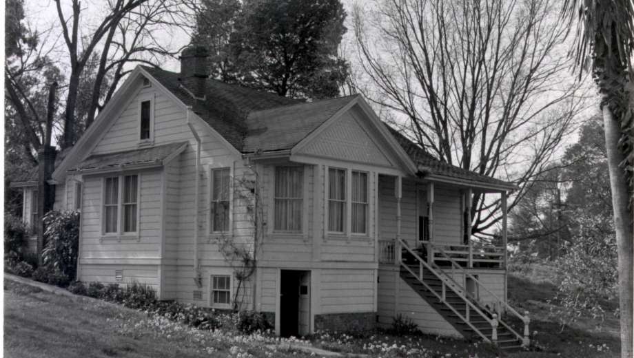 23d3c 920x920 This historic East Bay home is on sale for $1 and nobody is buying