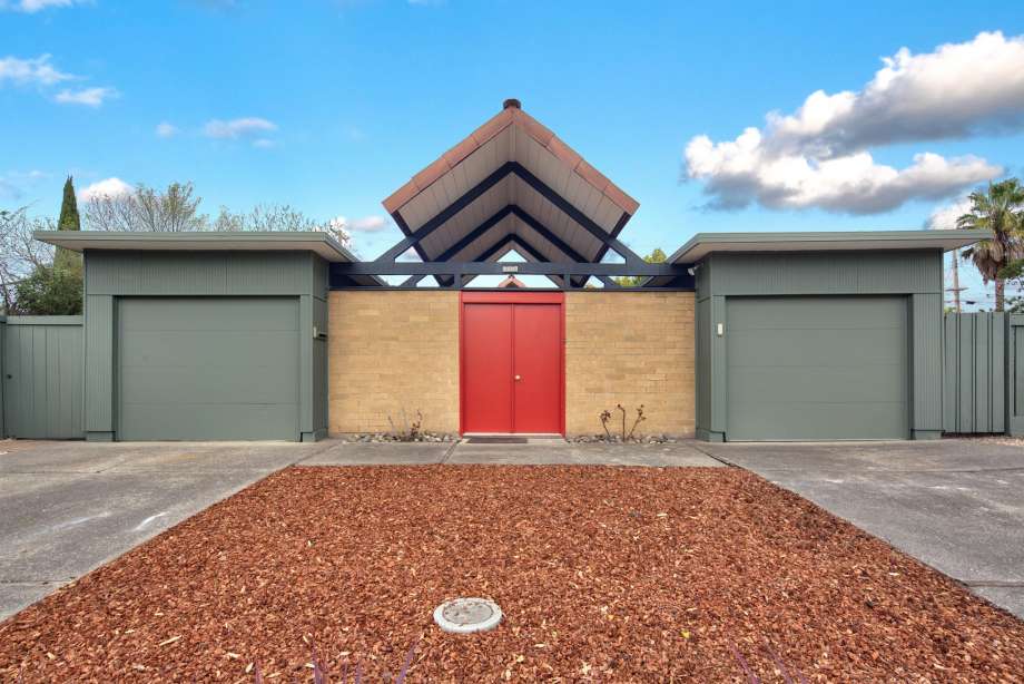 2a79f 920x920 Showstopping Eichler in Palo Alto asks $2.6M