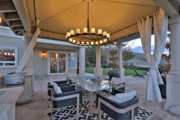4cc5b outdoordininroom 600x400 SF 49er Colin Kaepernick Selling his Bay Area Home For $2.9M