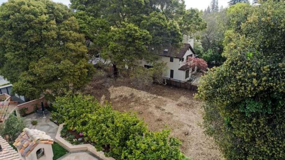 4d28d 920x920 Empty lot in Steve Jobs’ old neighborhood listed for $9 million