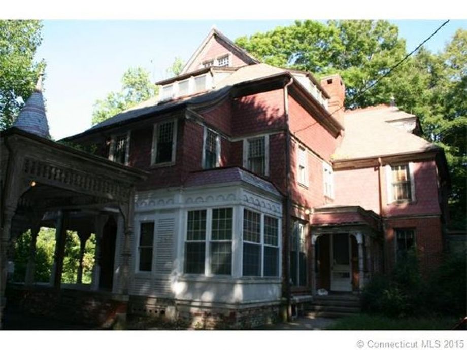 762f5 920x920 Spooky real estate from around the nation