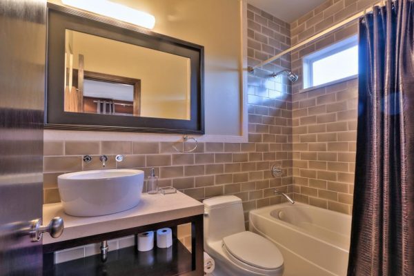90eee guest bathroom 600x400 SF 49er Colin Kaepernick Selling his Bay Area Home For $2.9M