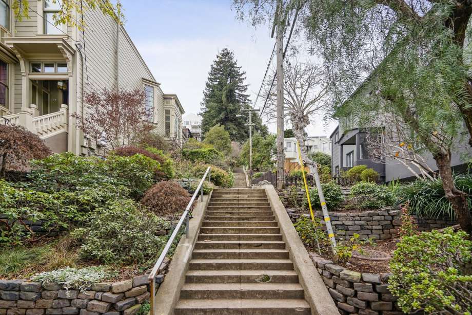 ade02 920x920 Art collectors selling their impeccable San Francisco home for $1.85 million