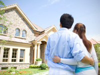 How Does the Fed Help My House, My Mortgage? d17cf couple looking at house 200 How Does the Fed Help My House, My Mortgage?